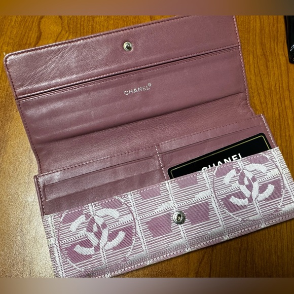 CHANEL Gorgeous Pink Chanel Wallet in Very Good Condition - Picture 4 of 8